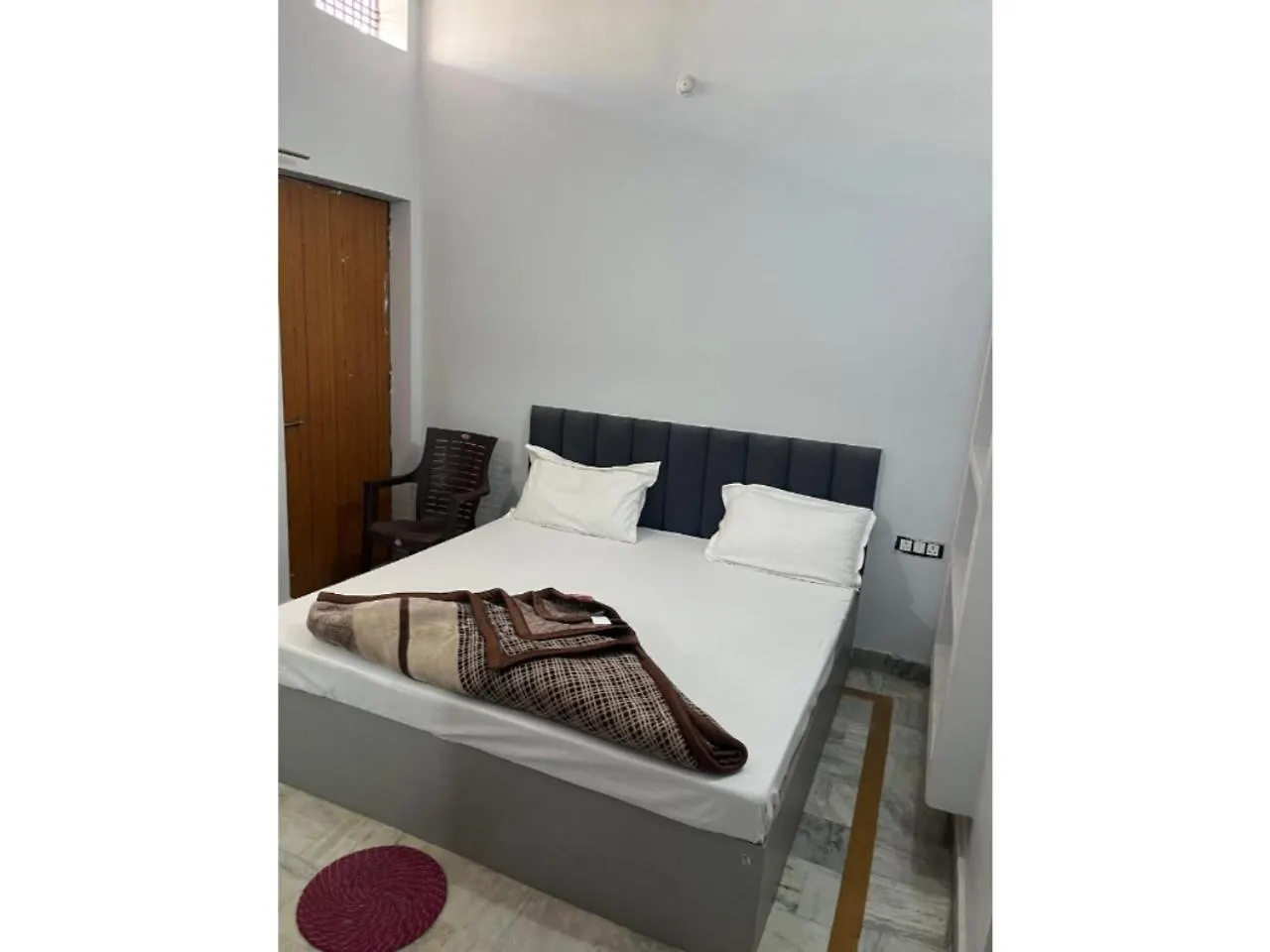 Hotel Shivaa Aashram Near Kashi Temple With Free Internet Service