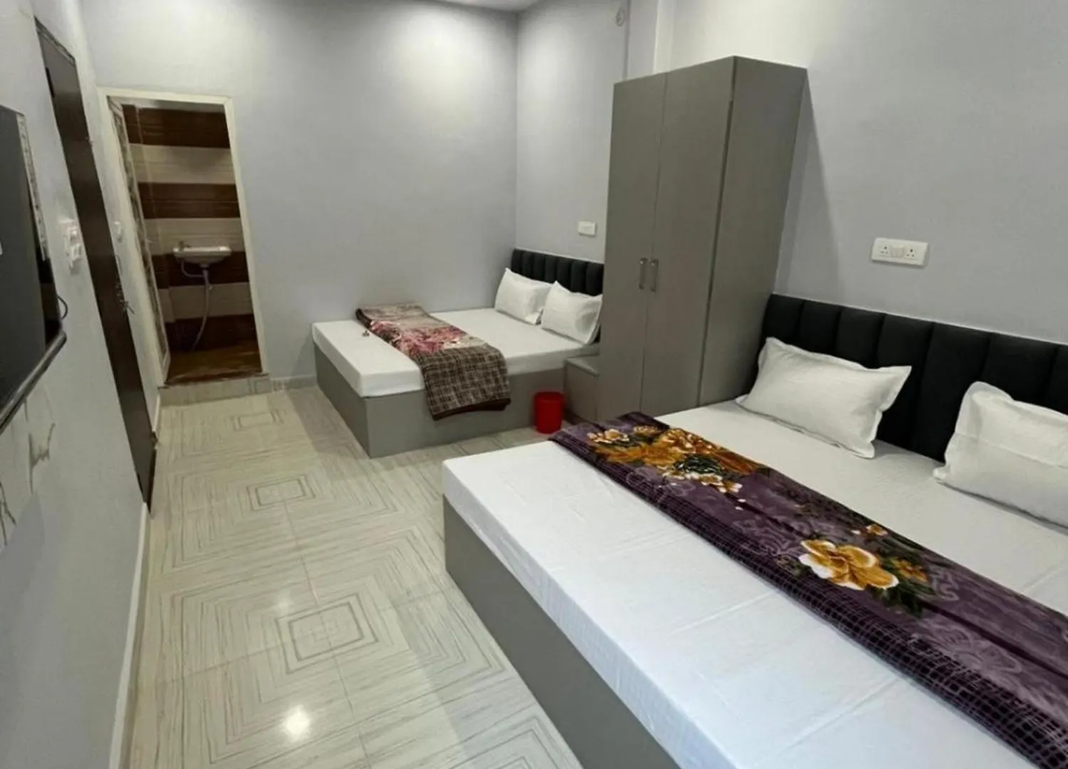 Hotel Shivaa Aashram Near Kashi Temple With Free Internet Service