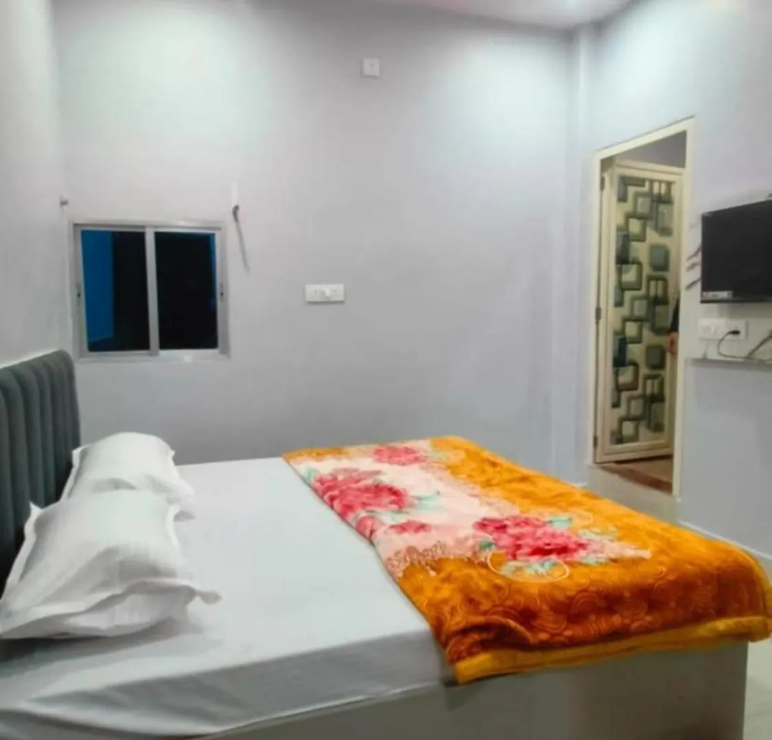 Hotel Shivaa Aashram Near Kashi Temple With Free Internet Service