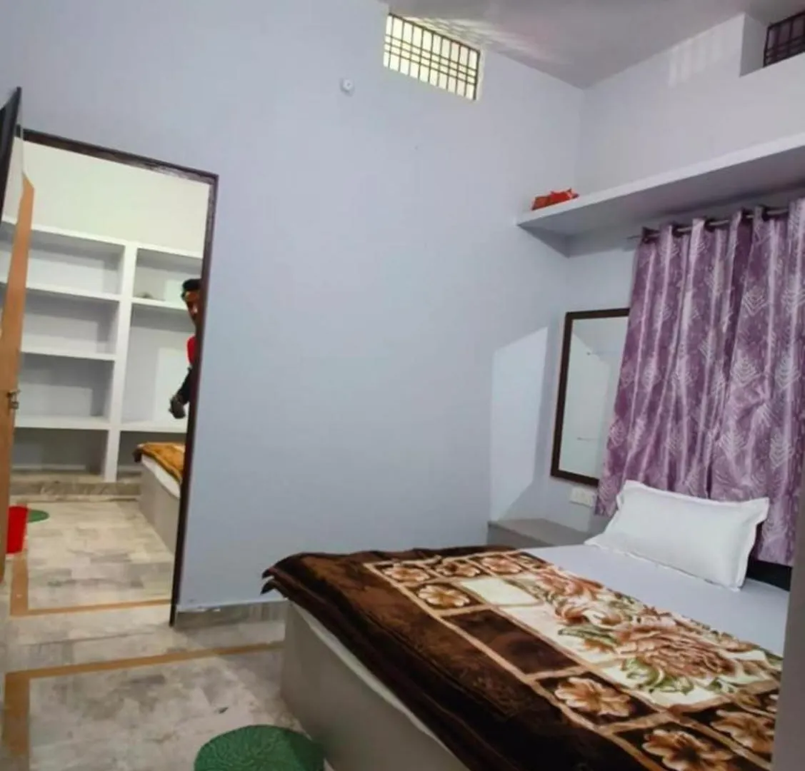 Hotel Shivaa Aashram Near Kashi Temple With Free Internet Service