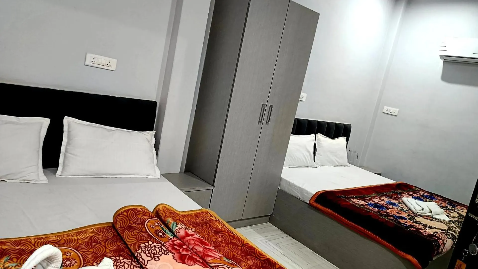 Hotel Shivaa Aashram Near Kashi Temple With Free Internet Service