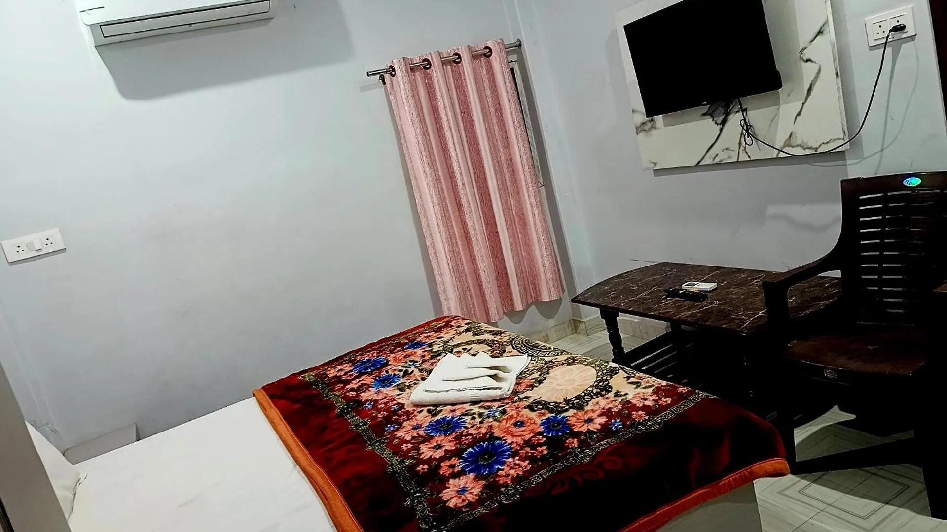 Hotel Shivaa Aashram Near Kashi Temple With Free Internet Service Ινδία