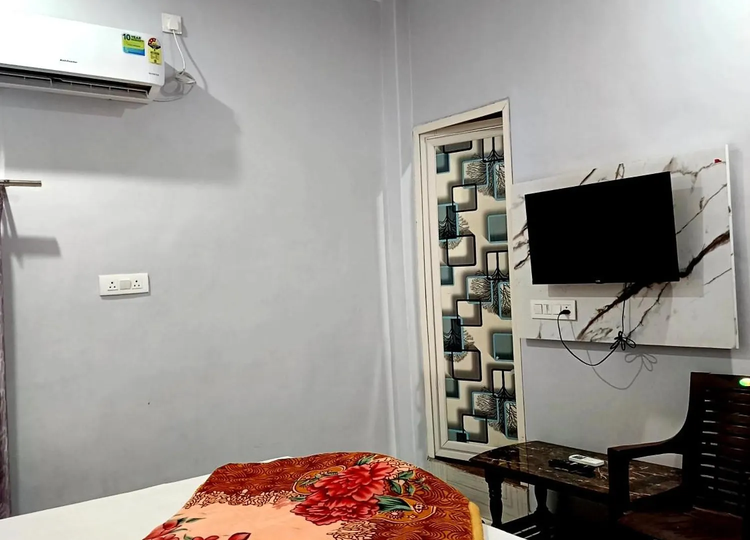 Hotel Shivaa Aashram Near Kashi Temple With Free Internet Service