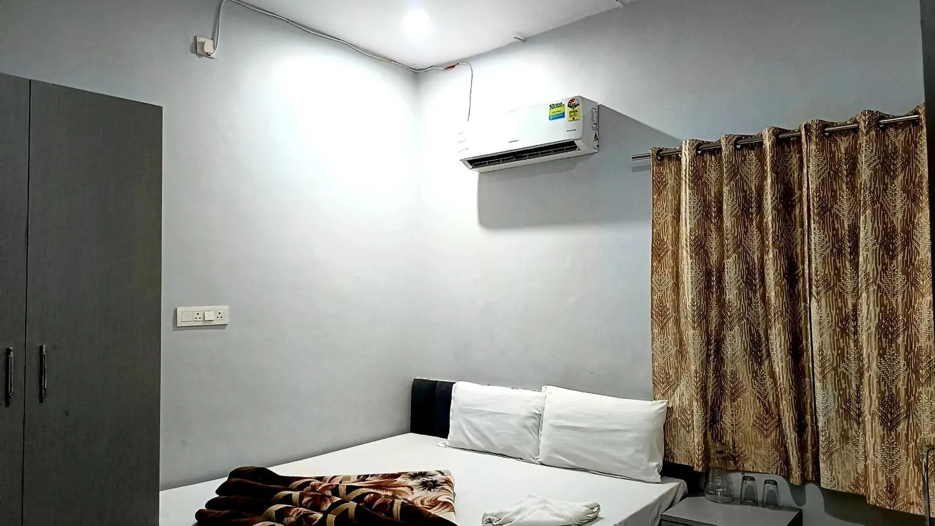 Hotel Shivaa Aashram Near Kashi Temple With Free Internet Service 2*, Βαρανάσι Ινδία