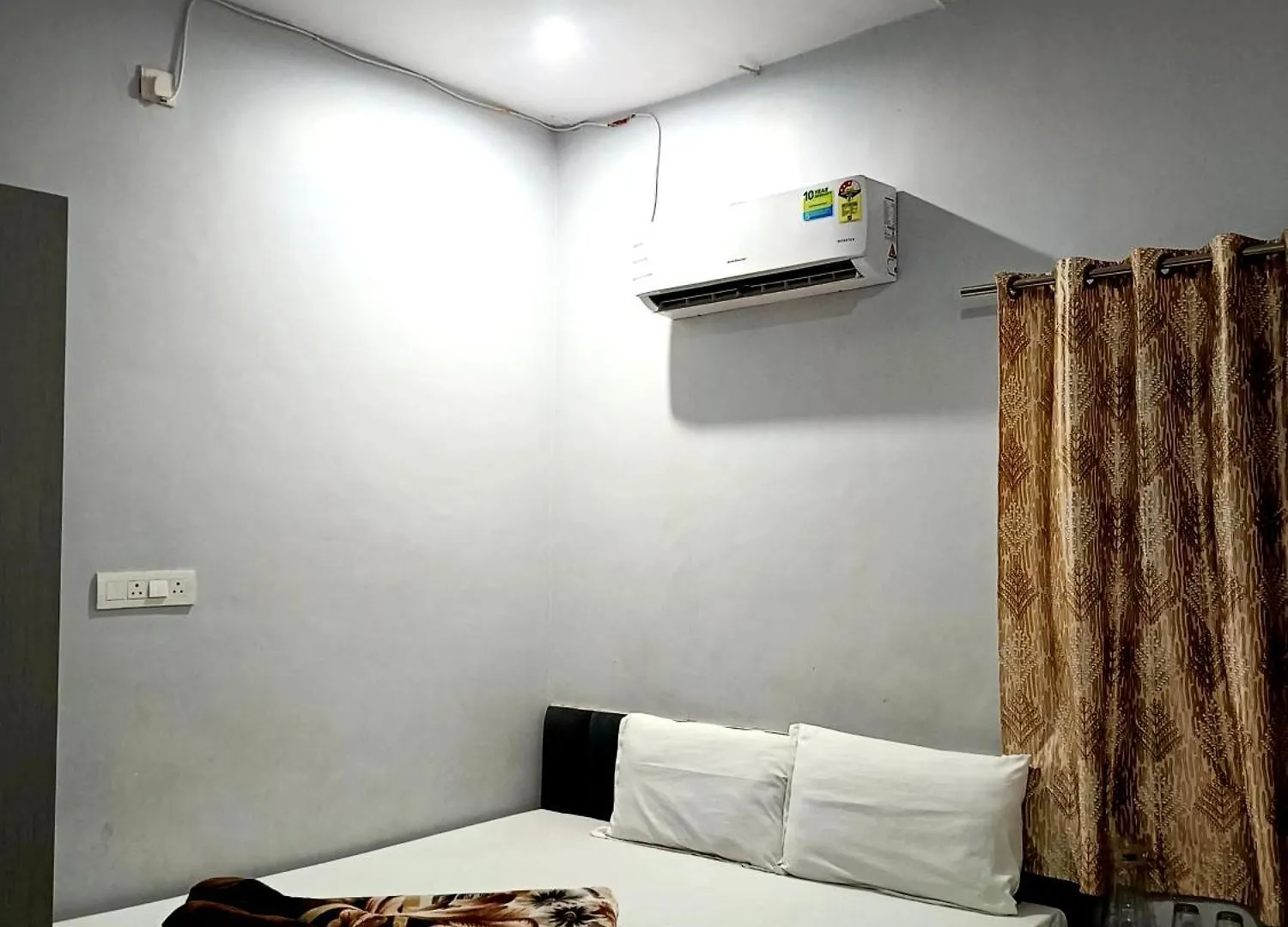 Hotel Shivaa Aashram Near Kashi Temple With Free Internet Service